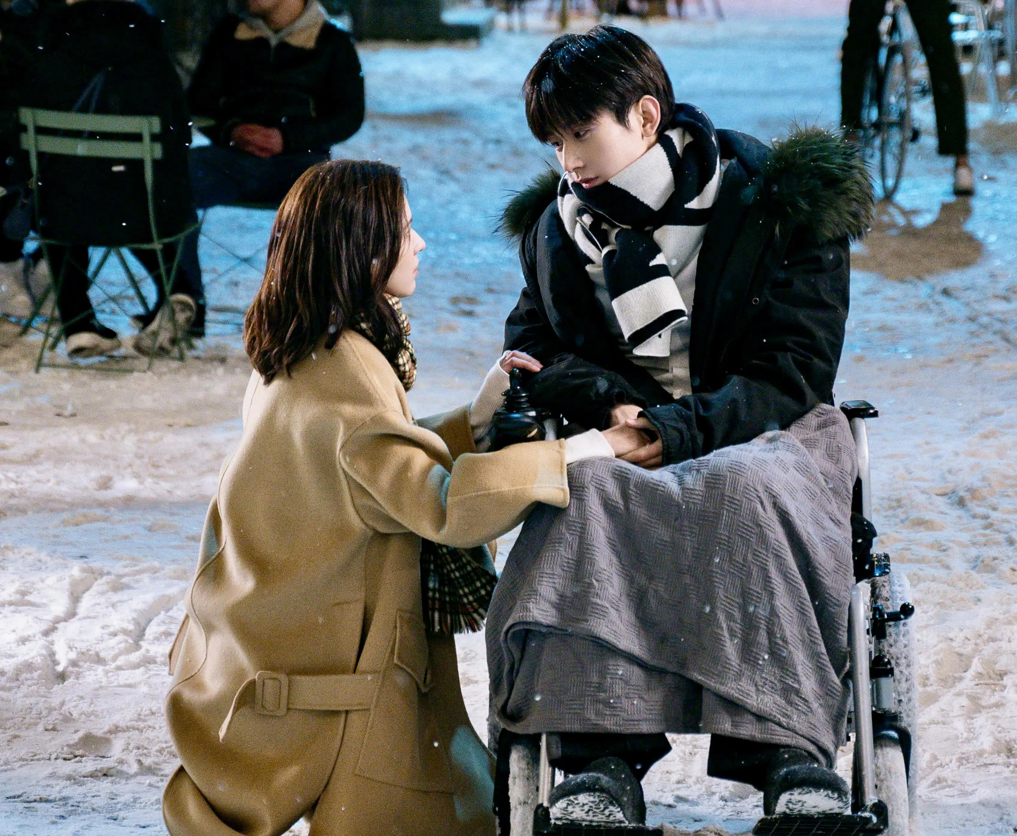 剧中成毅（右）车祸后从骄傲自信变得懦弱自卑，不敢回应张予曦的感情。（互联网）