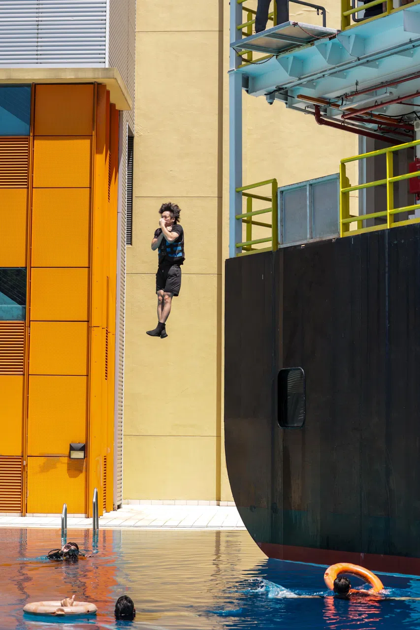 训练池水深10米，设有四米、七米和10米跳台，让训练警员学习跳水逃生的技能。（叶振忠摄）