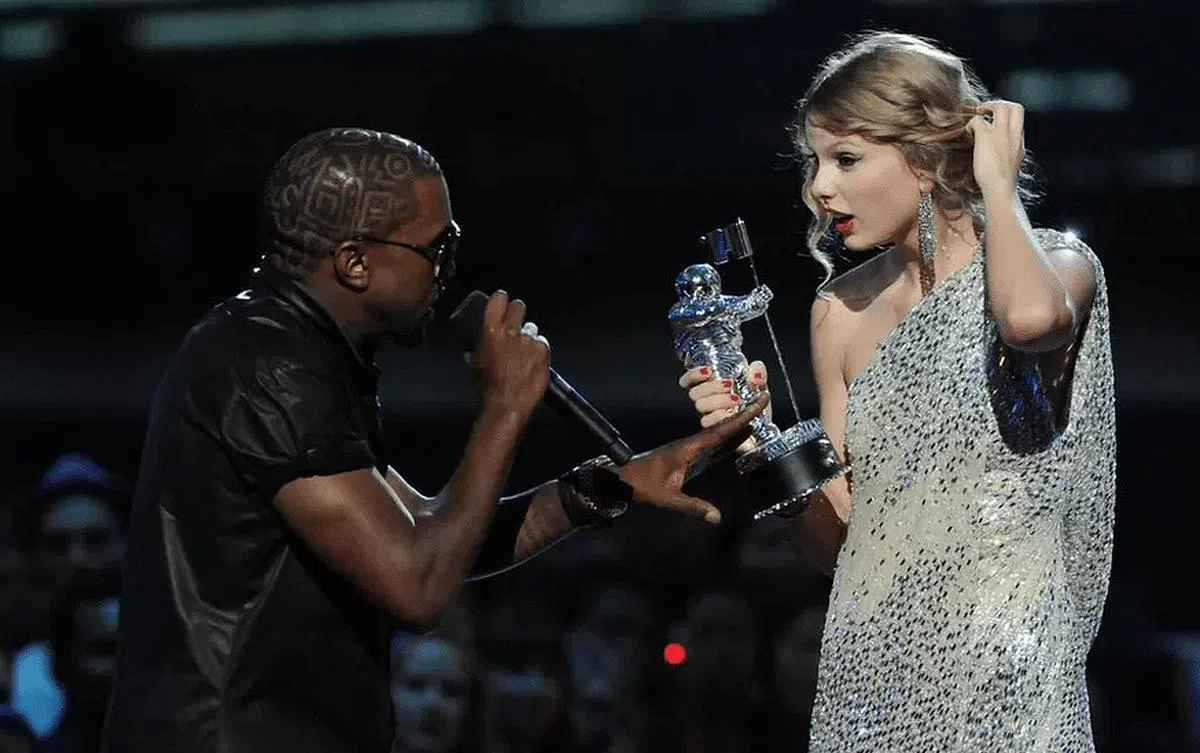 Kanye West毫无预警上台打断Taylor Swift的致辞。（互联网）