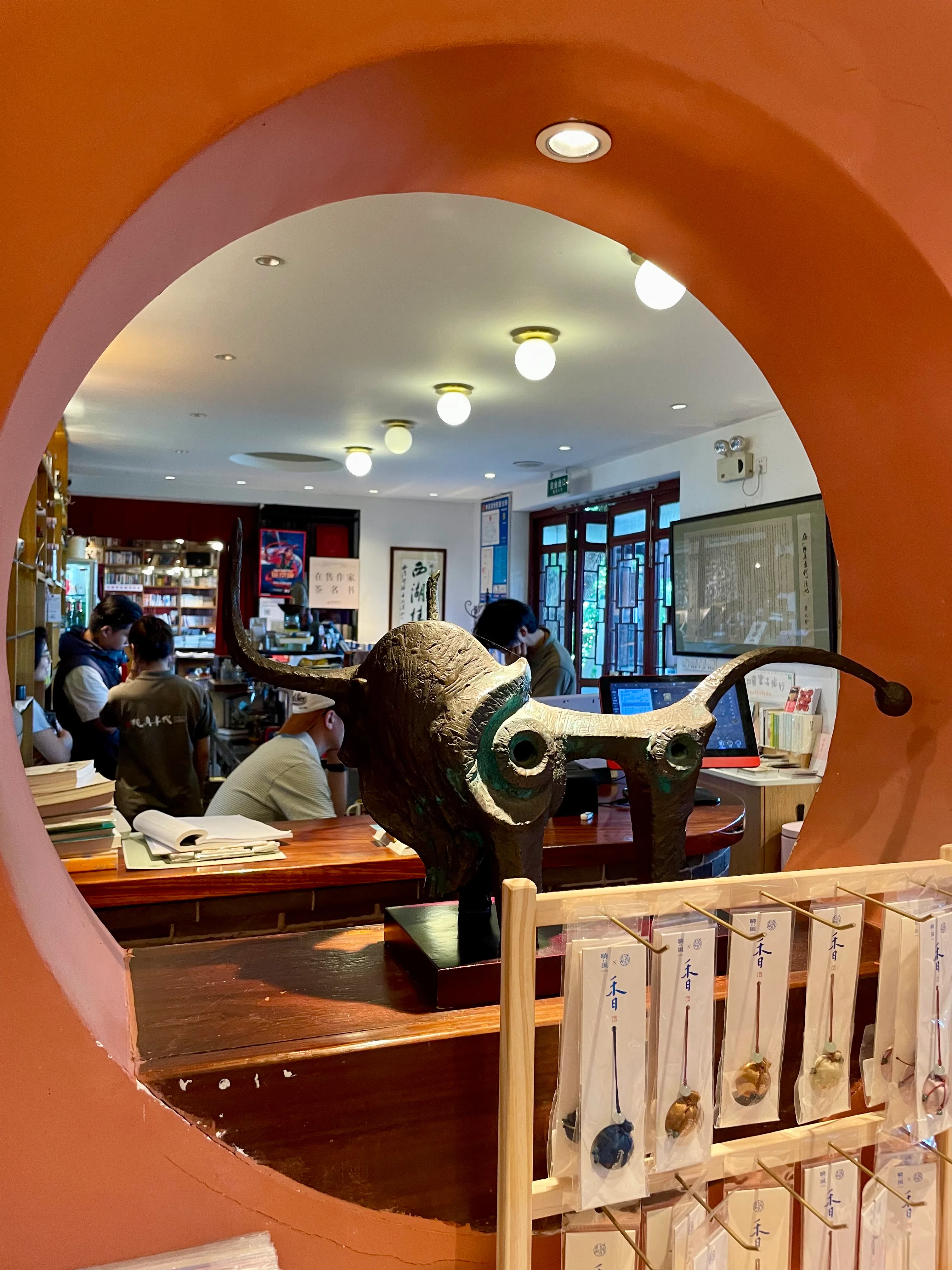 书吧除了用餐雅座，也有文创店区。（张志华摄）