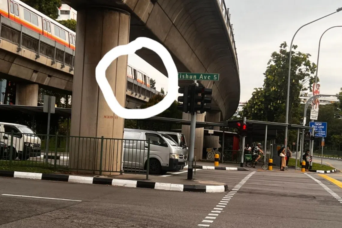 根据网民上载的照片，一列从义顺开往坎贝拉站的列车，车门没关上但列车仍继续开动。据了解，这列就是故障列车，当时车上并没有载人，正前往车厂进行维修。（取自脸书）