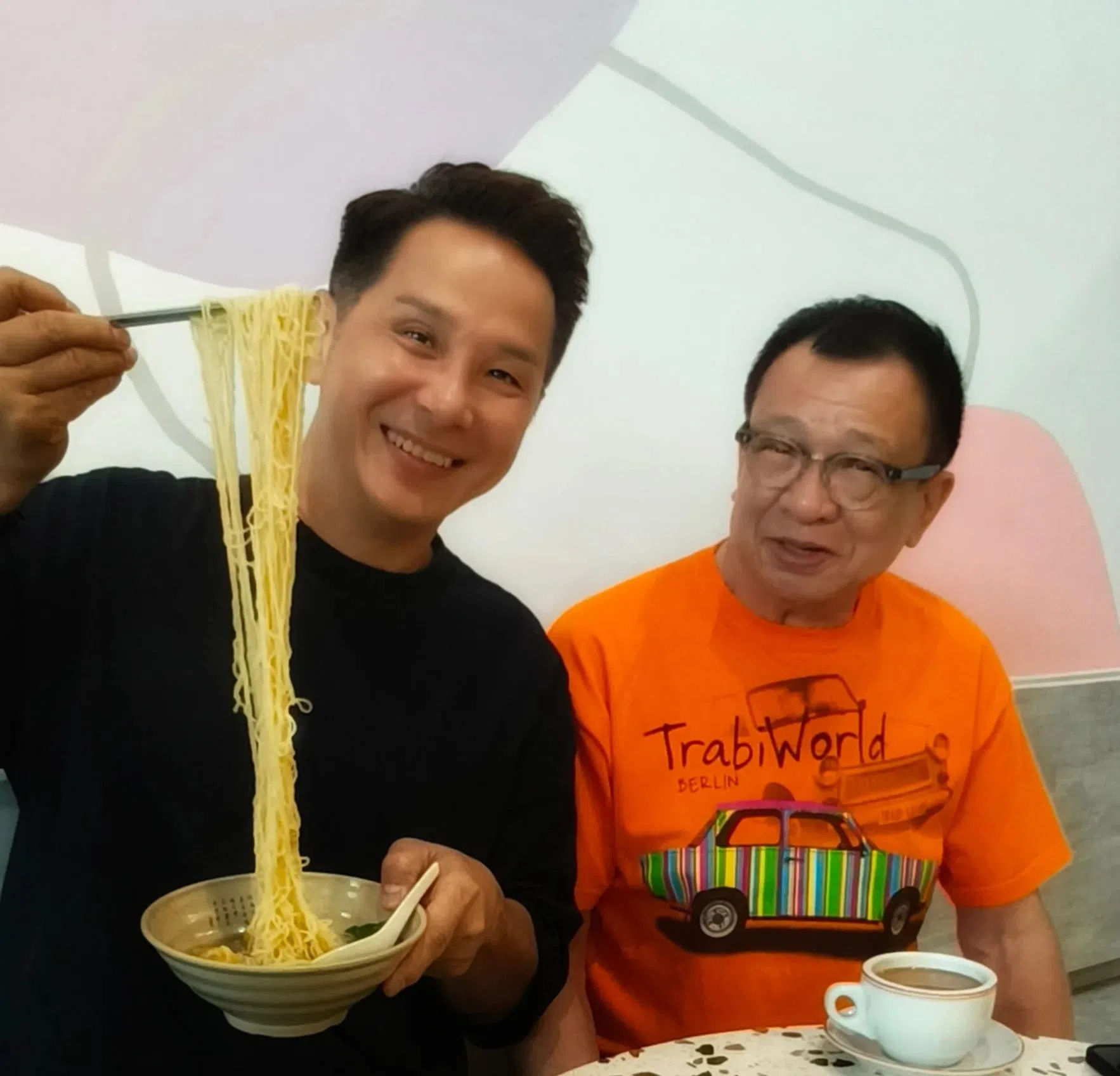 钱翰群（左）和许绍雄私下是好友，在新加坡和香港都经常聚餐。（钱翰群提供）