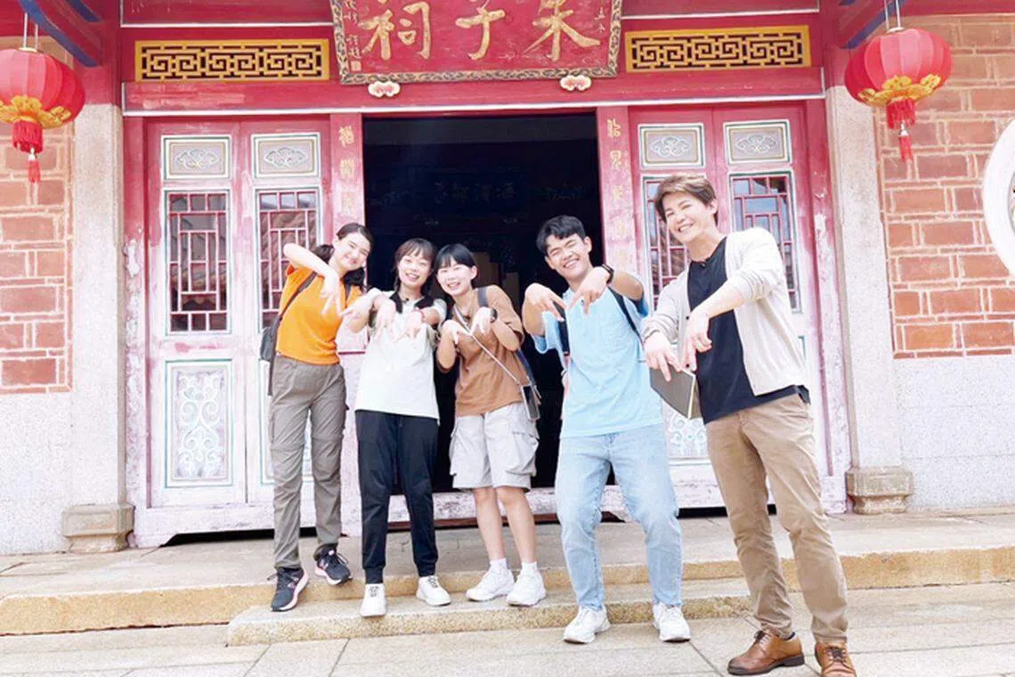 谢哲青（右一）带学生到金门做文学之旅。（互联网）