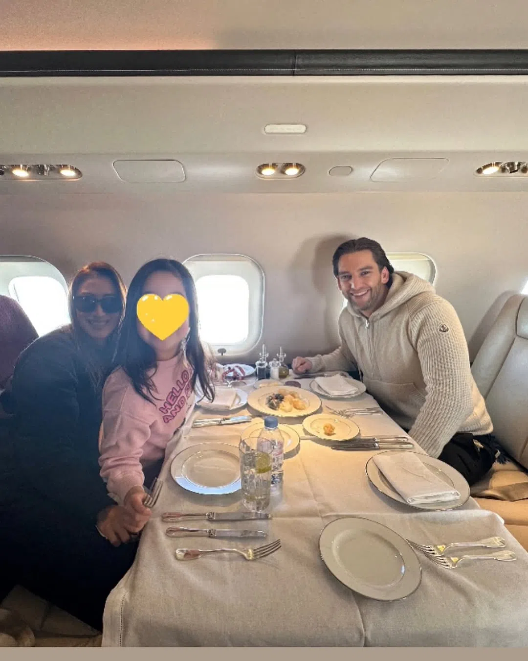 谢婷婷（左一）和女儿Sara（中）与帅哥洋男搭乘私人飞机。（取自谢婷婷IG）