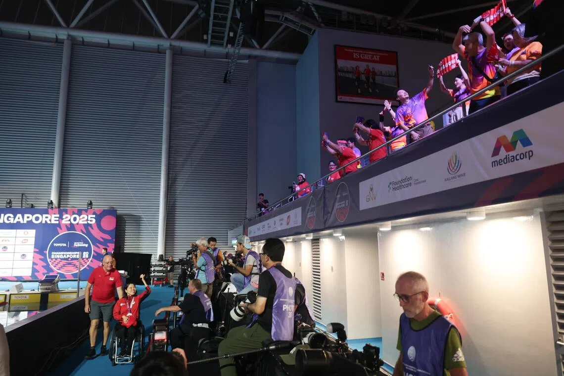 叶品秀（左下）在颁奖典礼后感谢来到现场的观众。（李冠卫摄）