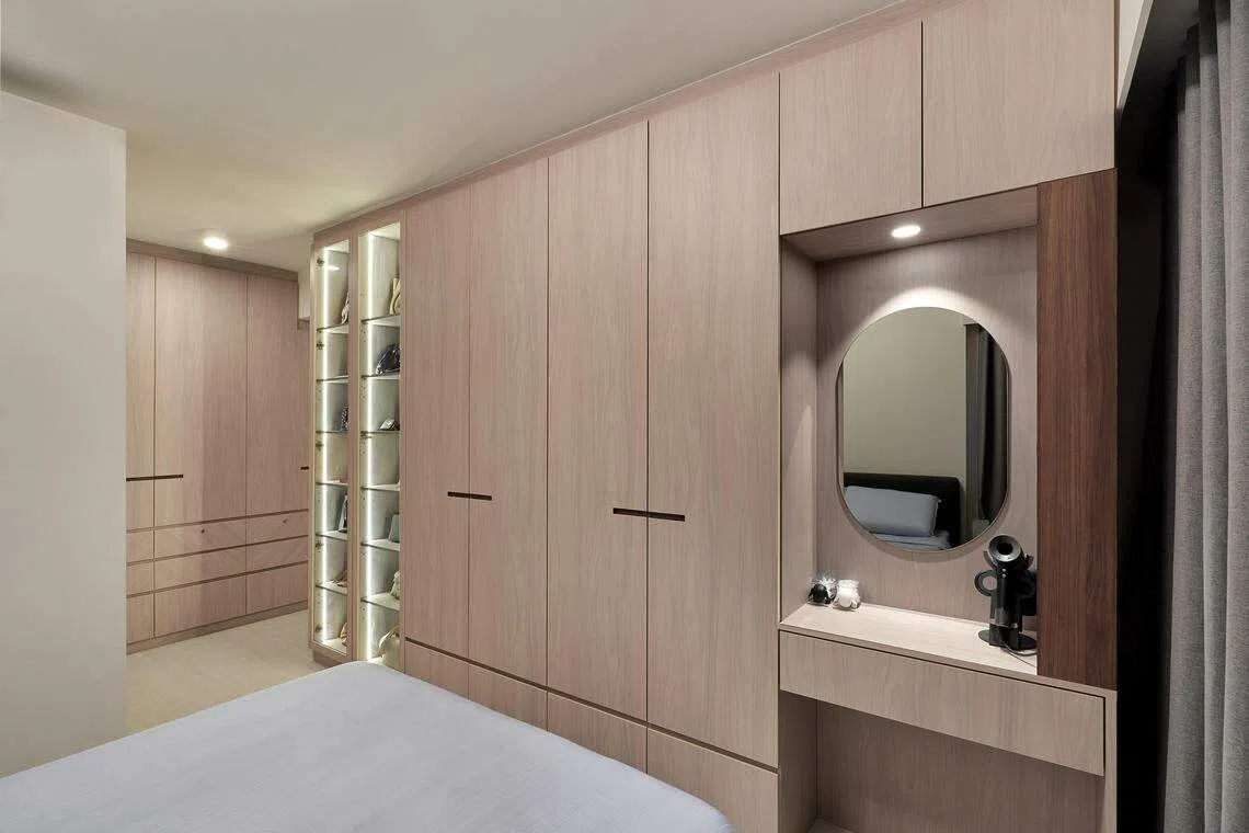 Fernvale Riverbow单位的卧室设有展示包包的橱柜。（Capture A Life Studio提供）