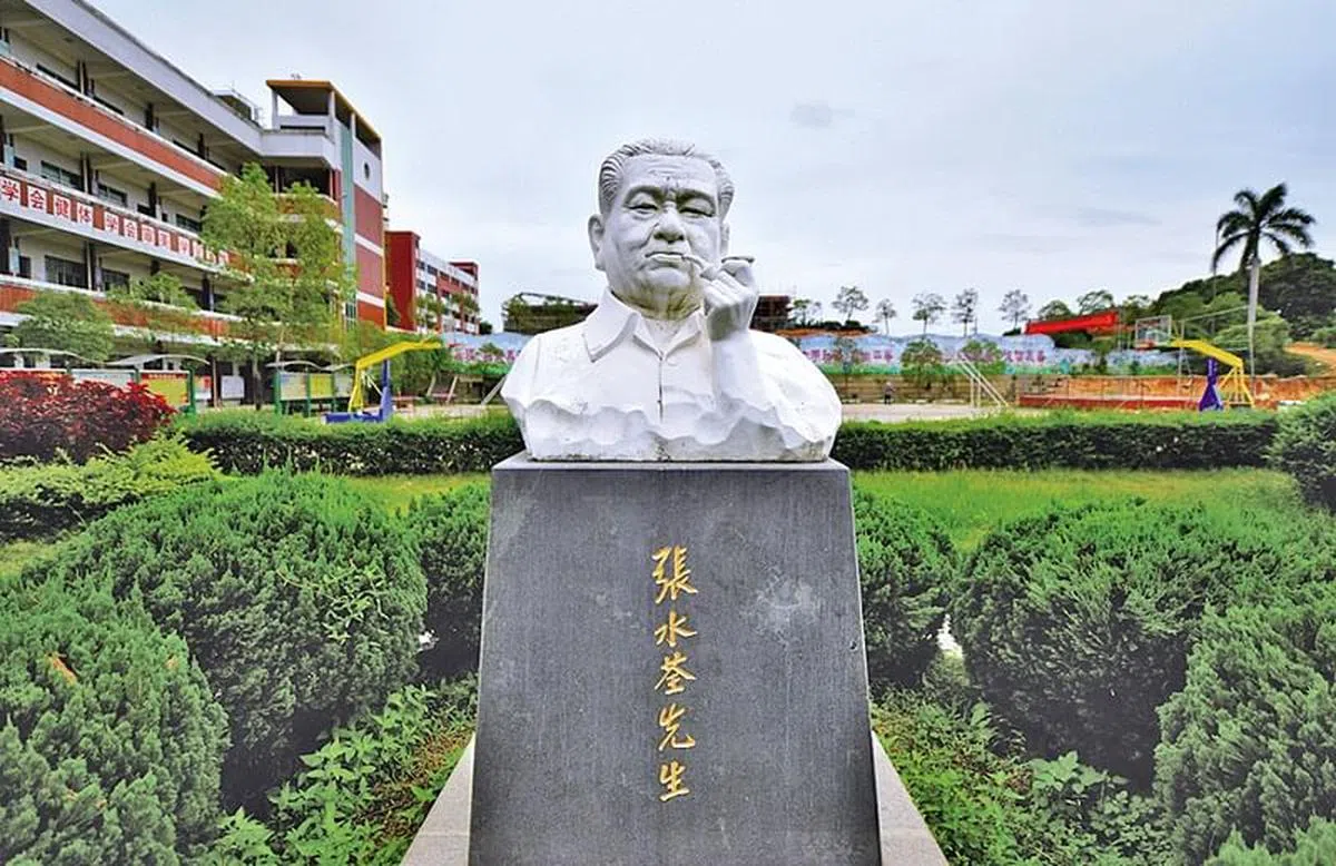 张水荃热心家乡公益事业，先后捐资陈嘉庚纪念堂、官桥镇卫生院、梅岭中学、梅岭中心小学、梅岭幼儿园、土泥小学、德味水库、土泥水库等，荣获“南安市荣誉市民”称号，福建省人民政府也为他立碑表彰。（图/受访者提供）