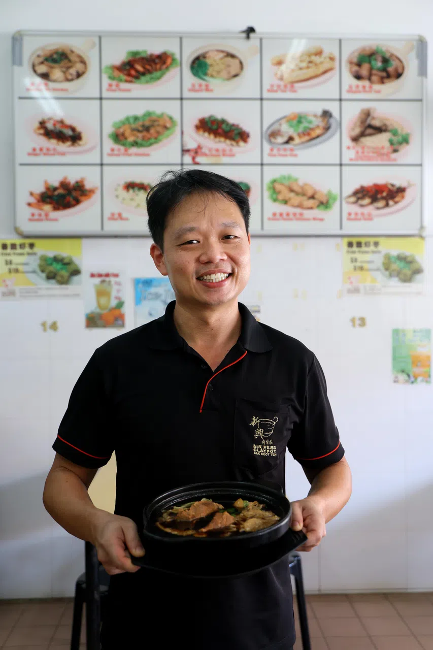 新兴瓦煲肉骨茶的第二代苏文聪说，首次登上“必比登推介”名单，证明他们保持了上一代的水准。（龙国雄摄）
