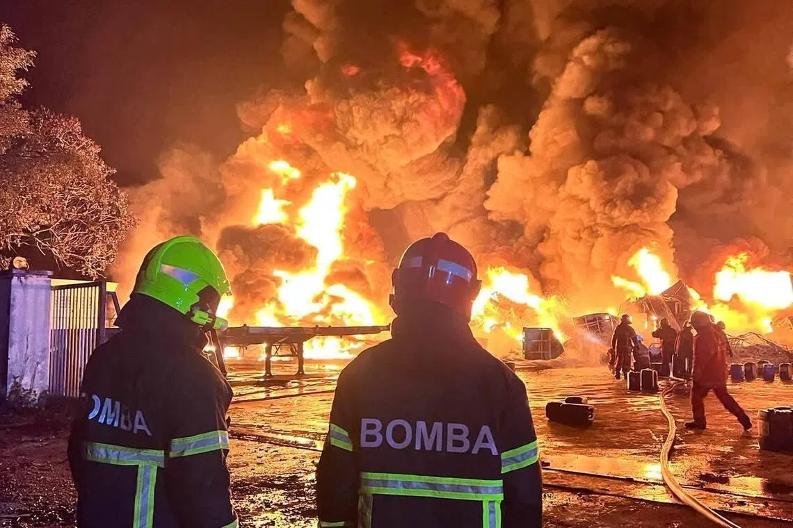 古来新港亚依淡路一间塑料厂星期二（2月24日）下午发生大火。当局立即调派古来、士乃及士姑来共三所消防局的39名人员前往灌救。（取自柔佛州消防局脸书）