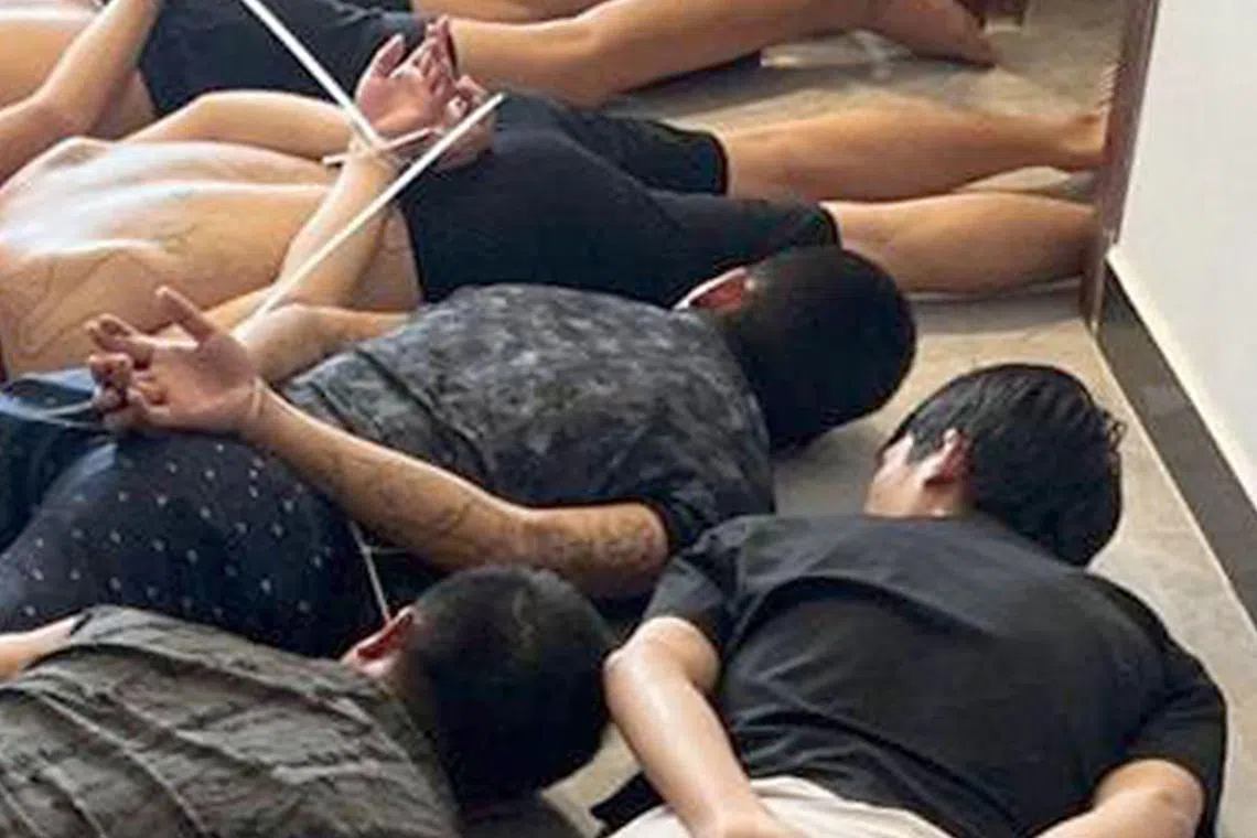 柬埔寨首相洪马内7月14日签发清剿指令后，执法人员当天就在金边数个地点同步展开行动，捣毁多个网诈团伙。（法新社）