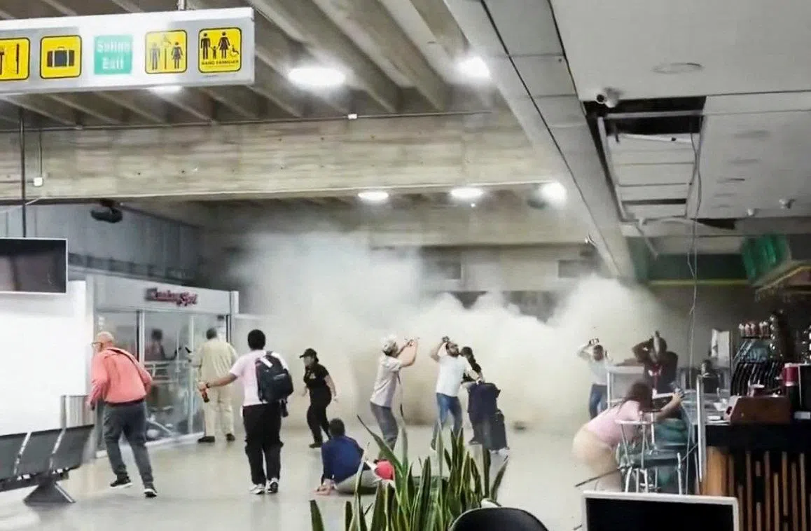这张取自社媒视频的画面显示，位于迈克蒂亚（Maiquetia）的国际机场在地震发生时遭到破坏，机场人员惊慌躲避。（路透社）
