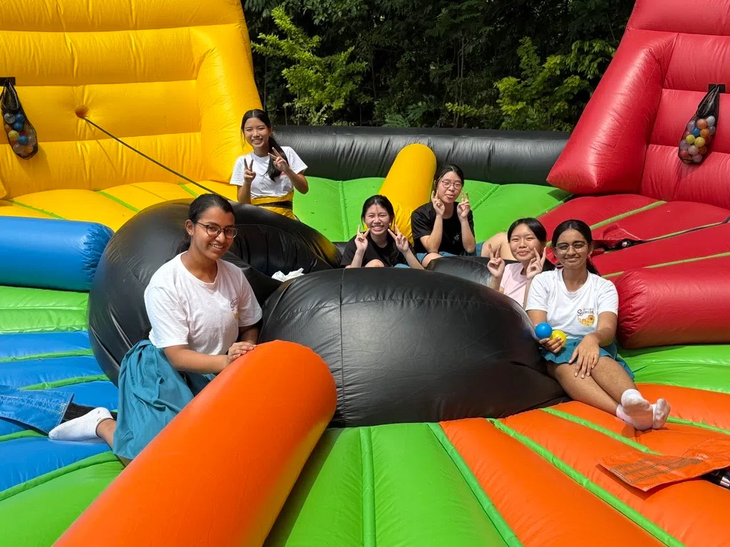 CrezUnité筹委会在水上嘉年华其中一个游戏项目“饥饿河马”（Hungry Hippo）上合影。（克信女中提供）