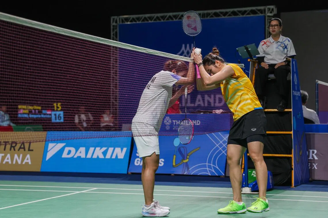 我国女将李心仪（左）很开心有机会和前世界冠军拉查诺交手。（白艳琳摄）