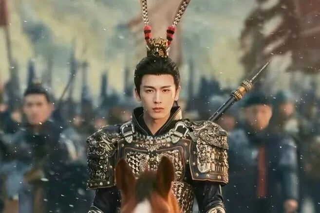 近年来因古装剧走红的新生代演员张凌赫，一度被认为可借此剧巩固“古装男神”地位，但舆论焦点最近却从演技转向妆造，因为过于精致的造型，被吐槽为“粉底液将军”。