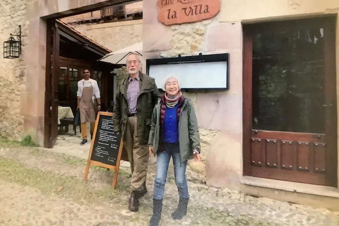 盛田茂（左）与妻子盛田滝子到过70多个国家与地区旅行，他认为旅行改变了他的视野。（受访者提供）