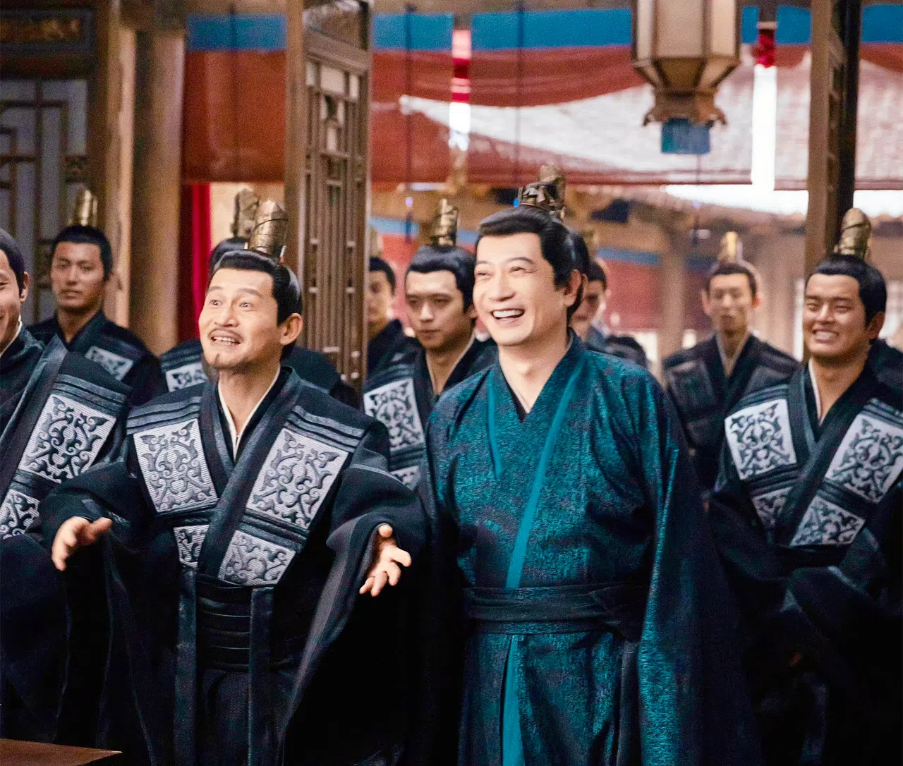 田雨（前排右）饰演的王启年立体丰满，还贡献了不少笑点，深受观众喜爱。（取自剧集微博）