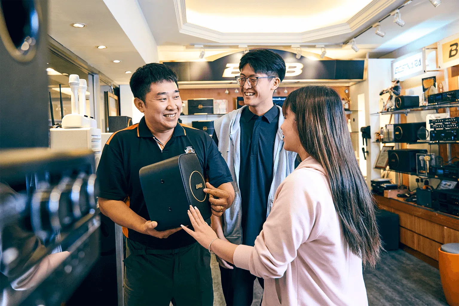 在张仰兴的提拔与栽培下，蒋志鹏（左一）已能独当一面，薪资也随之大幅提升。（图/新报业媒体）