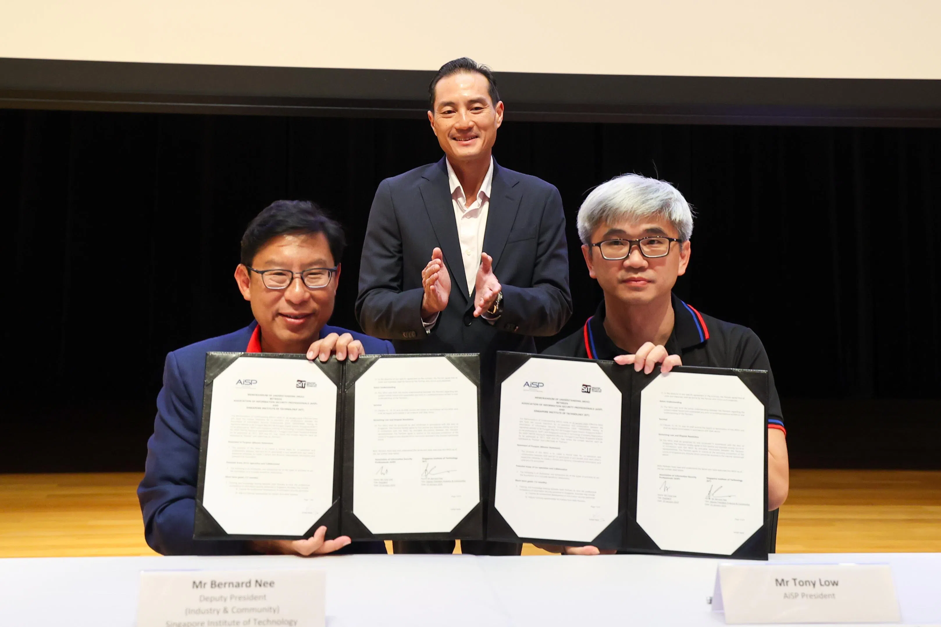 新加坡理工大学常务副校长（企业与社区）连成顺（左）与资讯通信专才协会主席刘权彪（右）代表签署谅解备忘录。数码发展及新闻部兼卫生部高级政务部长陈杰豪（中）在旁见证。（林明顺摄）