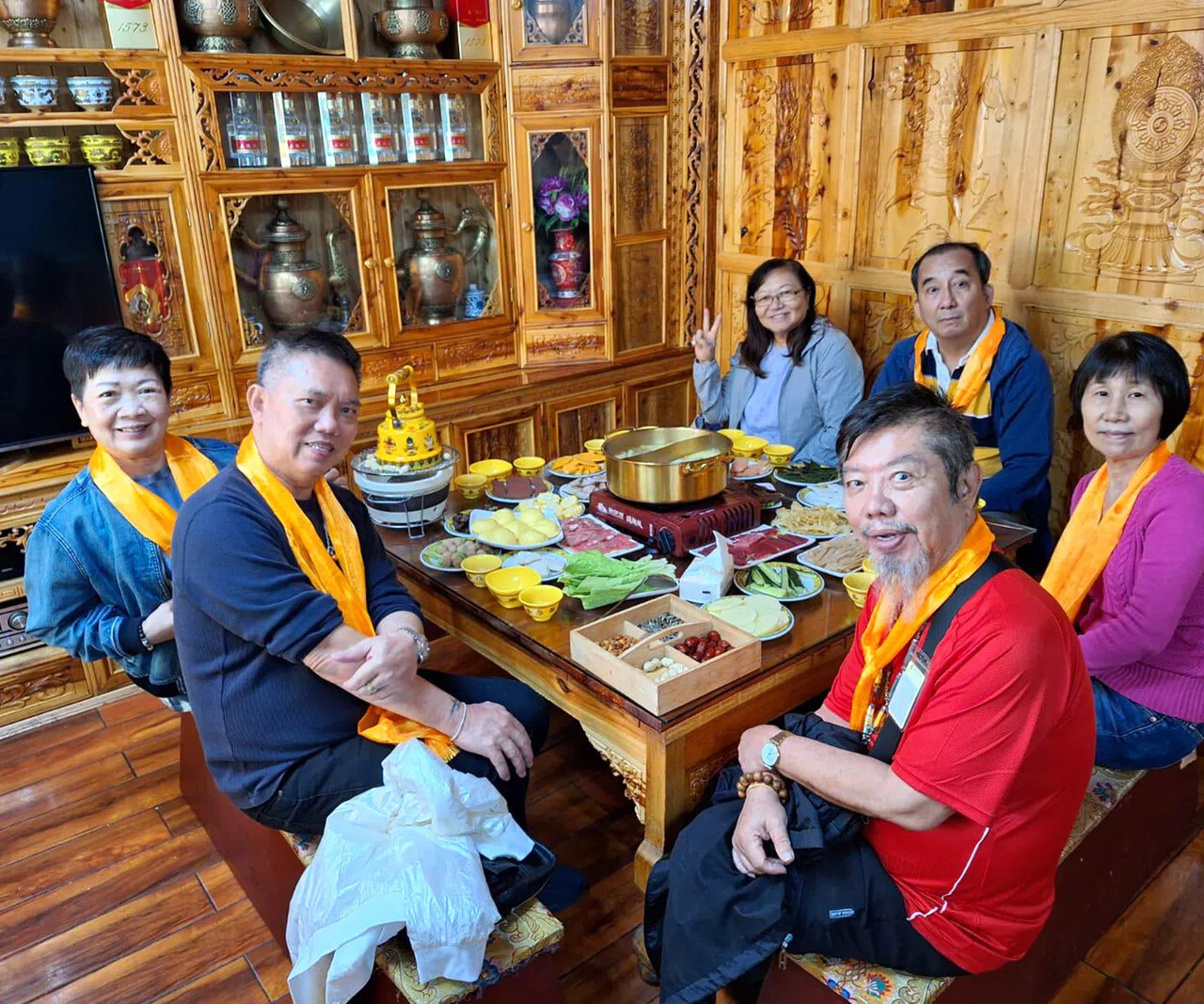 已转为兼职工的朱爱珍（左一）能腾出更多时间做自己喜欢的事，如旅行，尤其偏爱那些能让身心受洗涤的地方。（图/受访者提供）