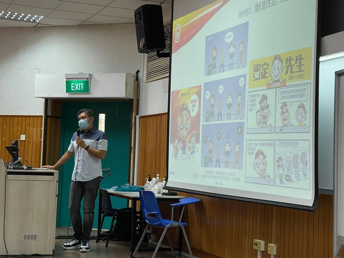 学生参与“创作即生活，漫画录人生”讲座，通过本地漫画家刘俊贤的讲解，了解母语的实用性。（安德逊实龙岗初院提供）