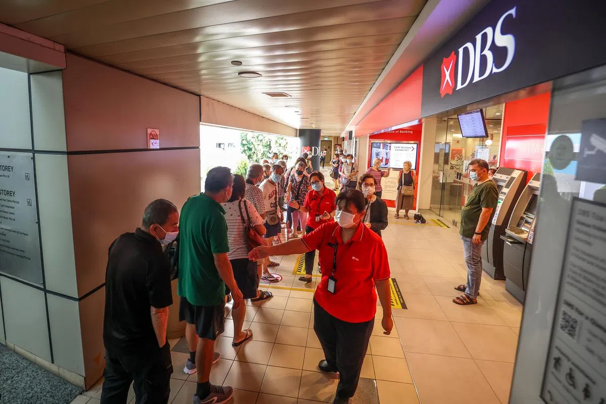 早上8时，大巴窑中心的星展银行分行外已出现人龙，工作人员在场维持秩序。（叶振忠摄）