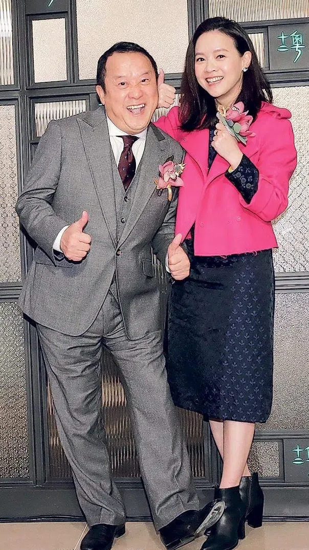 曾志伟的女儿曾宝仪（右）透过经理人向媒体证实父亲动了手术。（互联网）