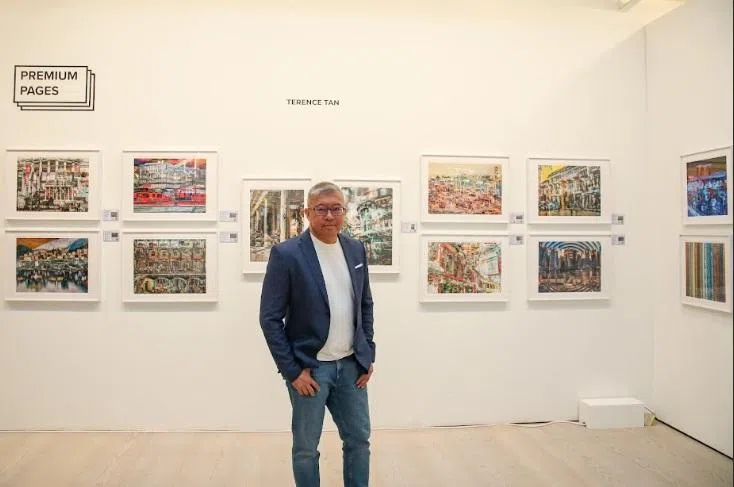 陈炳和在展厅与摄影作品合影。（受访者提供）