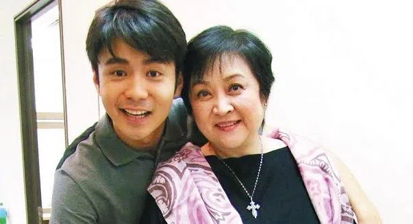 甄珍（右）经常为了维护儿子，与前夫公开对骂。（互联网）