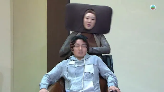 周嘉洛（前）的头被林秋怡转来转去。（视频截图）