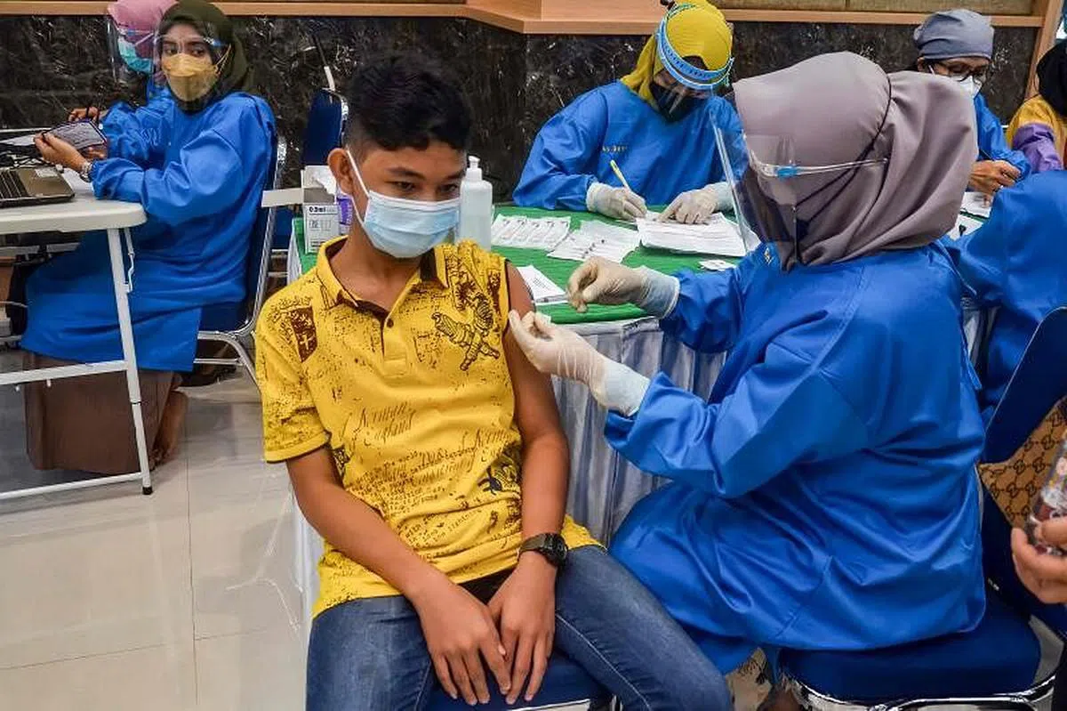 2021年7月9日，印度尼西亚北干巴鲁市的青少年正在接受科兴疫苗接种。（法新社）