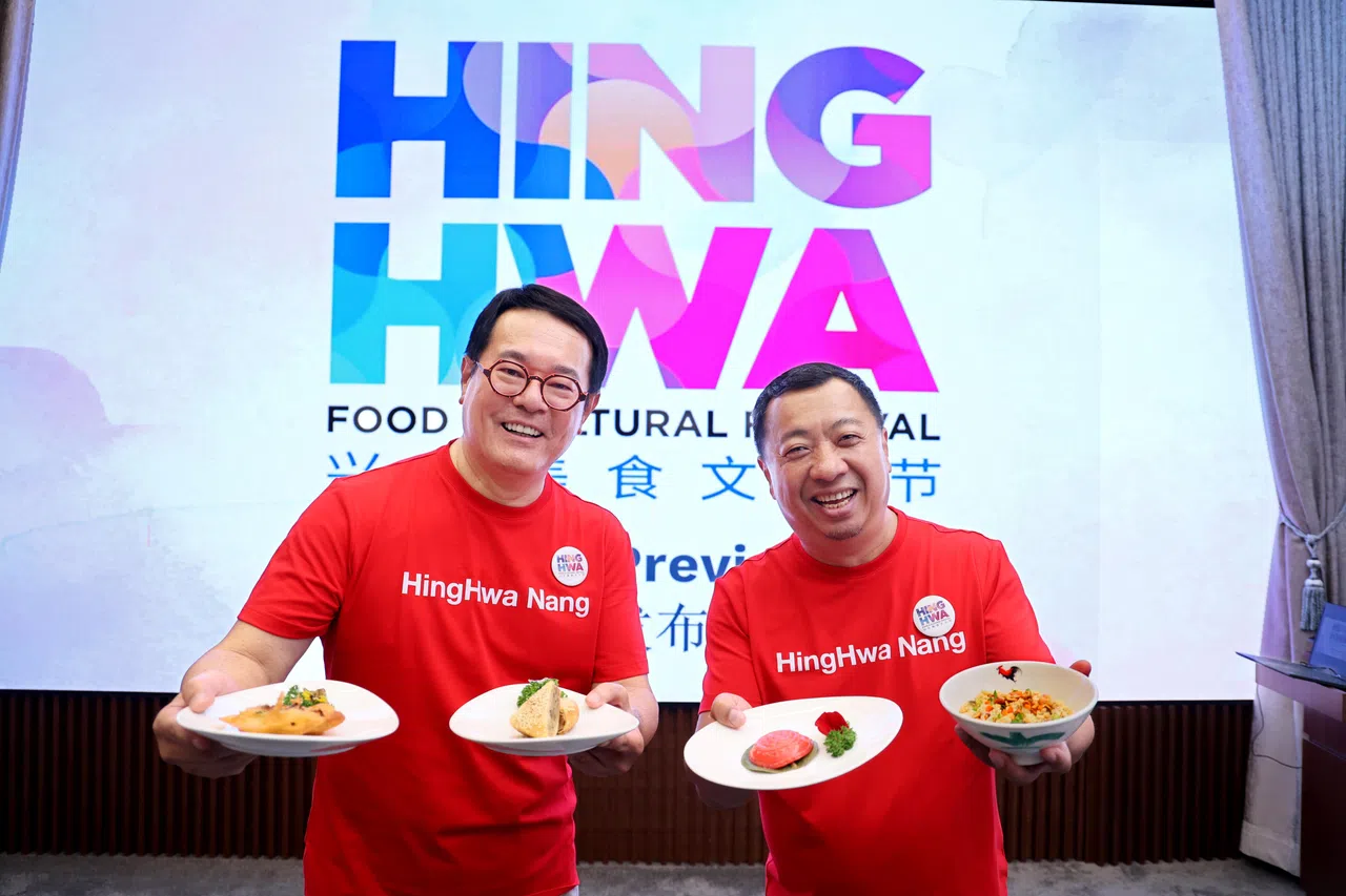 莆仙同乡联合会会长方志忠（右）和副会长周家萌，希望通过兴化美食文化节，提高兴化人对自身籍贯的认同感。（龙国雄摄）