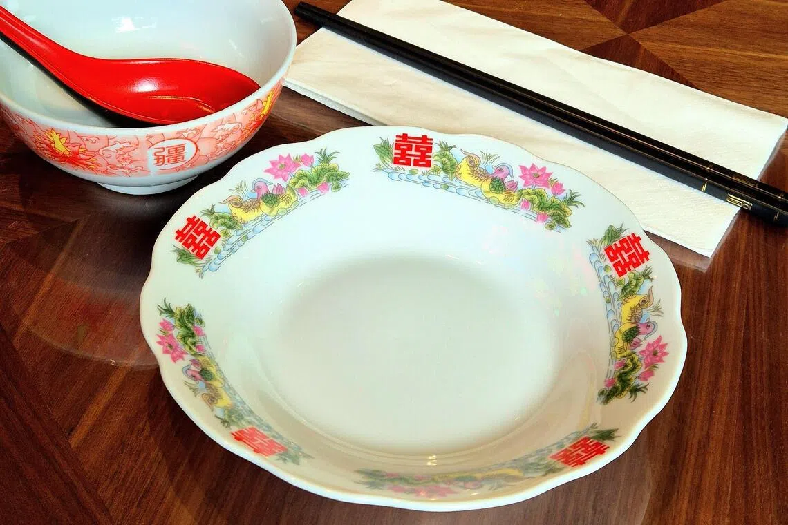 精挑细选的餐具同样符合怀旧主题。（陈爱薇摄）