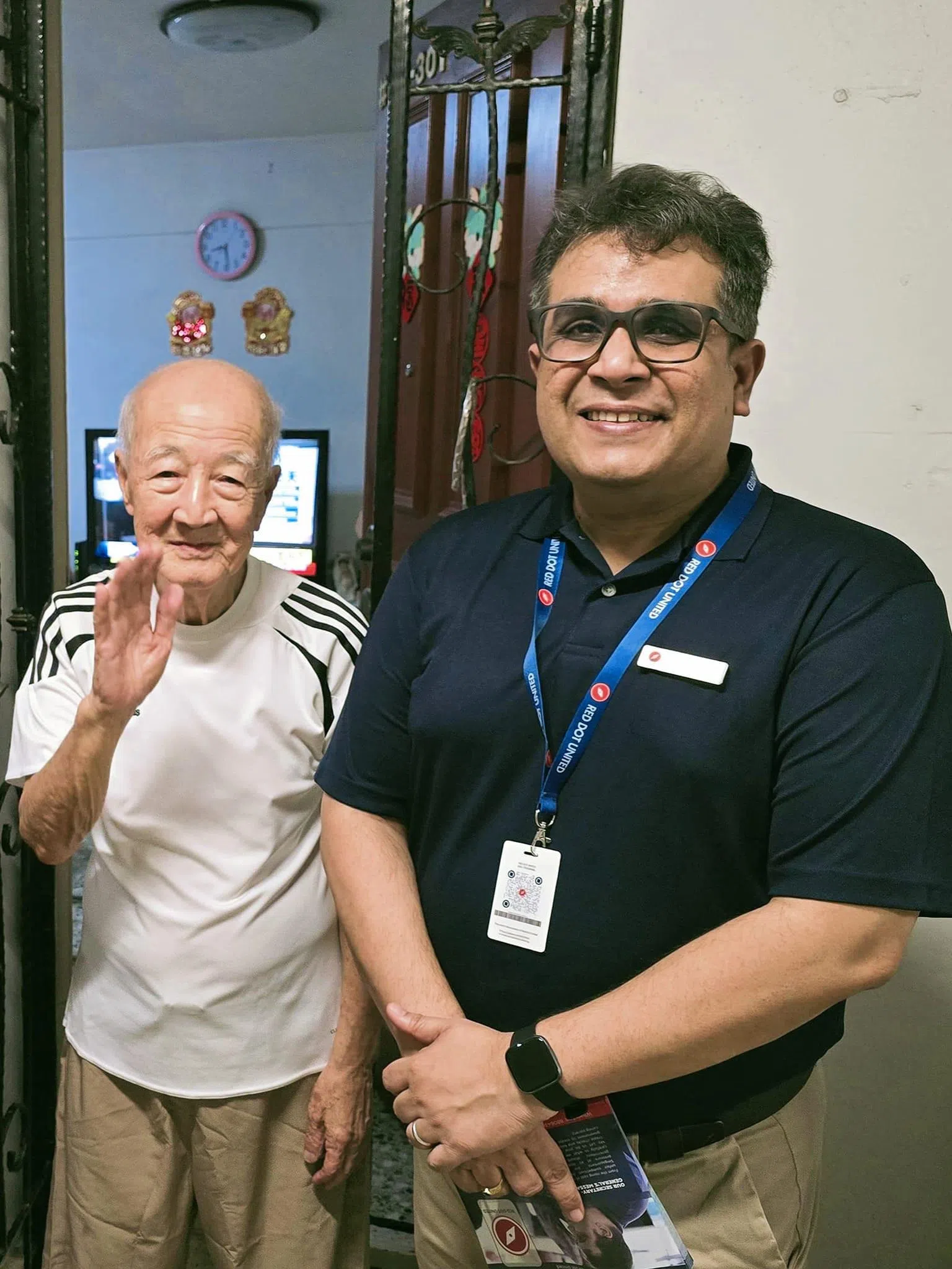 红点同心党秘书长拉维（右）认为，家访还是接触选民最有效的方法之一，能让候选人面对面与选民互动，并变现出对他们的关怀。（取自拉维脸书）