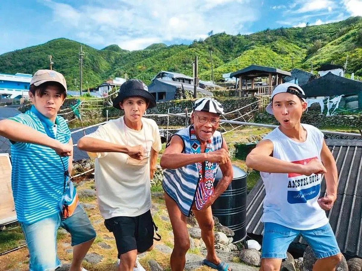 阿翔（左二）接到新节目《闹着玩》，和浩子（右一）。颜永烈（左一）携手主持，显示他走出出轨阴霾。（互联网）