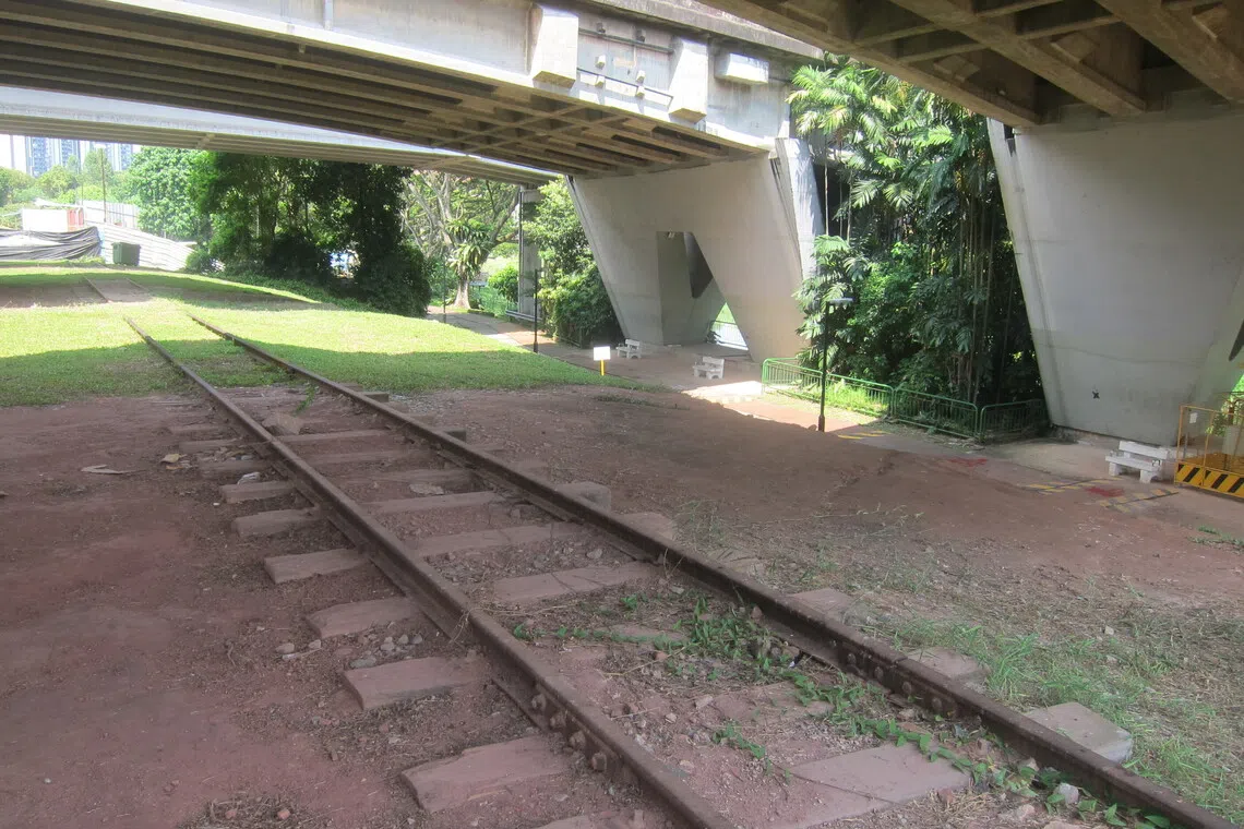 联邦西道下空地，还能看到铁路的轨迹。（皓琦摄）