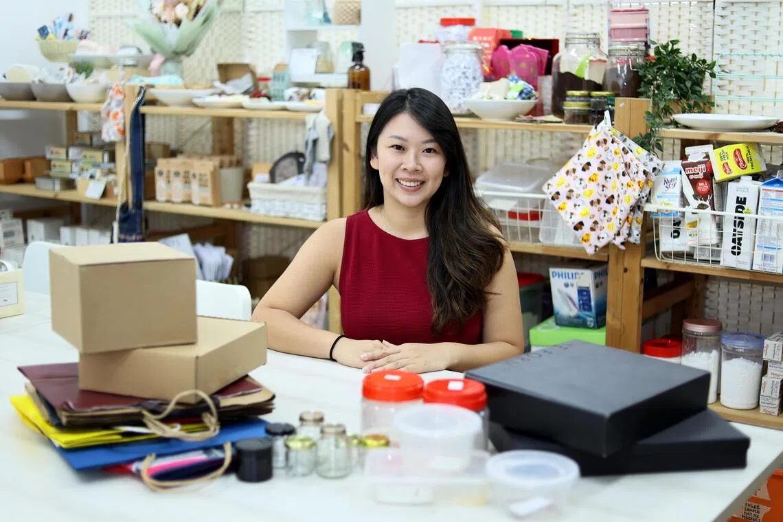 陈惠玉发起“零浪费包装行动”，无论是年饼的塑料罐还是红包，或其他包装材料，都可以再次利用。（档案照）