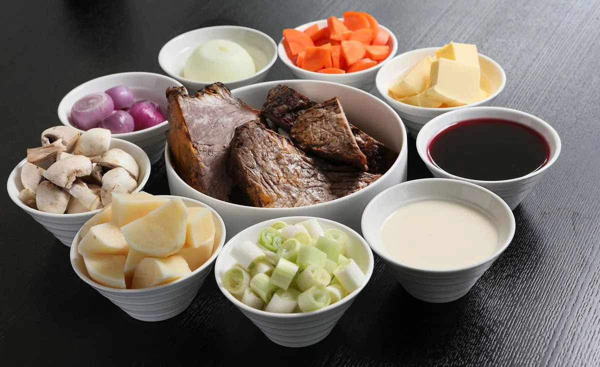 红酒炖牛肉配马铃薯泥的材料。