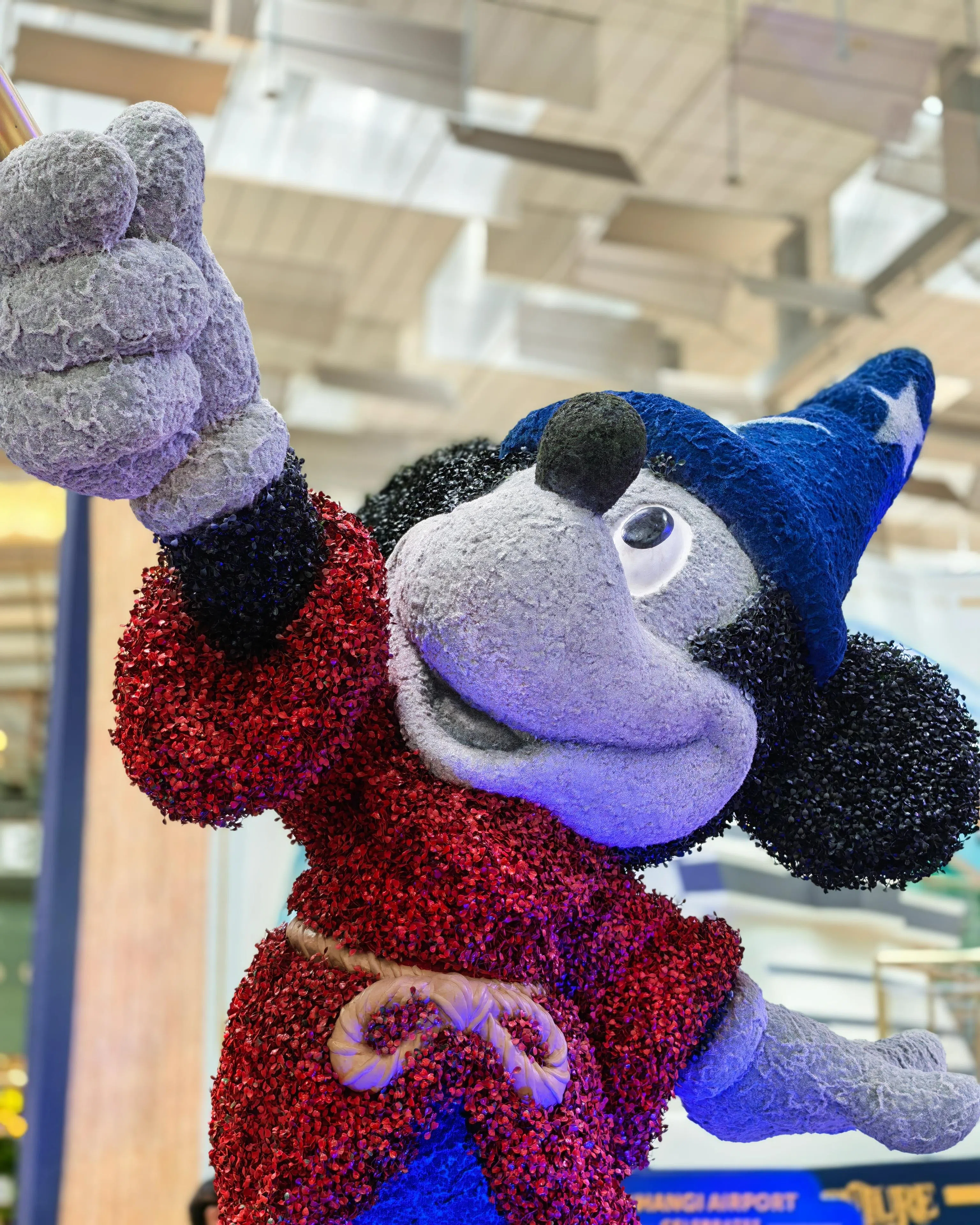 人像摄影很出色——人物边缘识别精准，背景虚化自然柔和。（黄少伟摄）