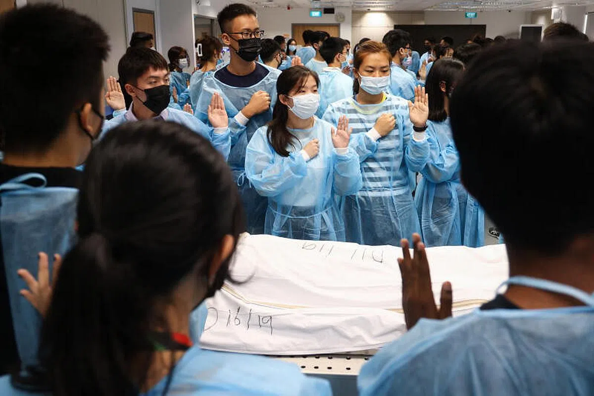 每学期开课前 ，导师都会带领学生在无语良师身旁默哀、宣誓。（李健玮摄）