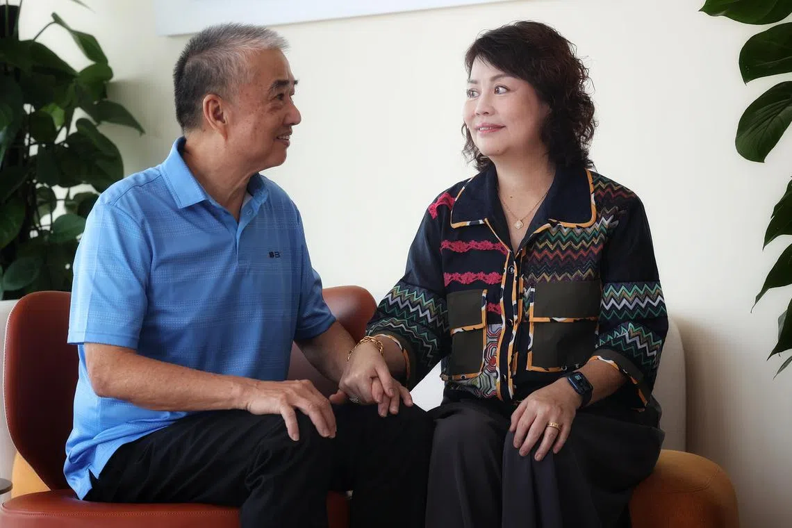 66岁的苏家兴（左）参加了新加坡胃癌研究团的研究计划后检查次数增加，从而及早发现了胃癌初期迹象，及时医治。（郑一鸣摄）