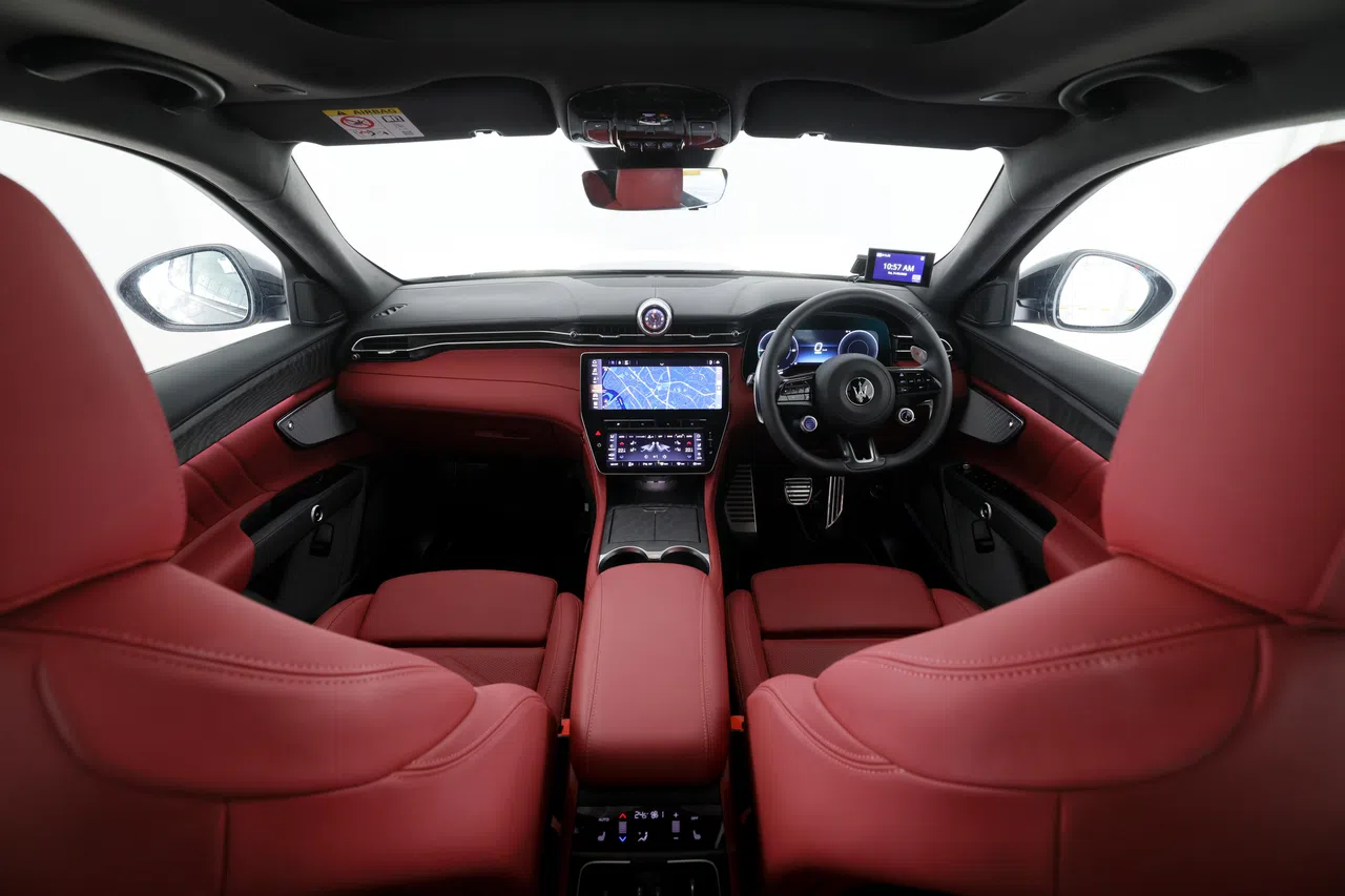 车室整体布局简洁大气，处处彰显豪华质感。（龙国雄摄）