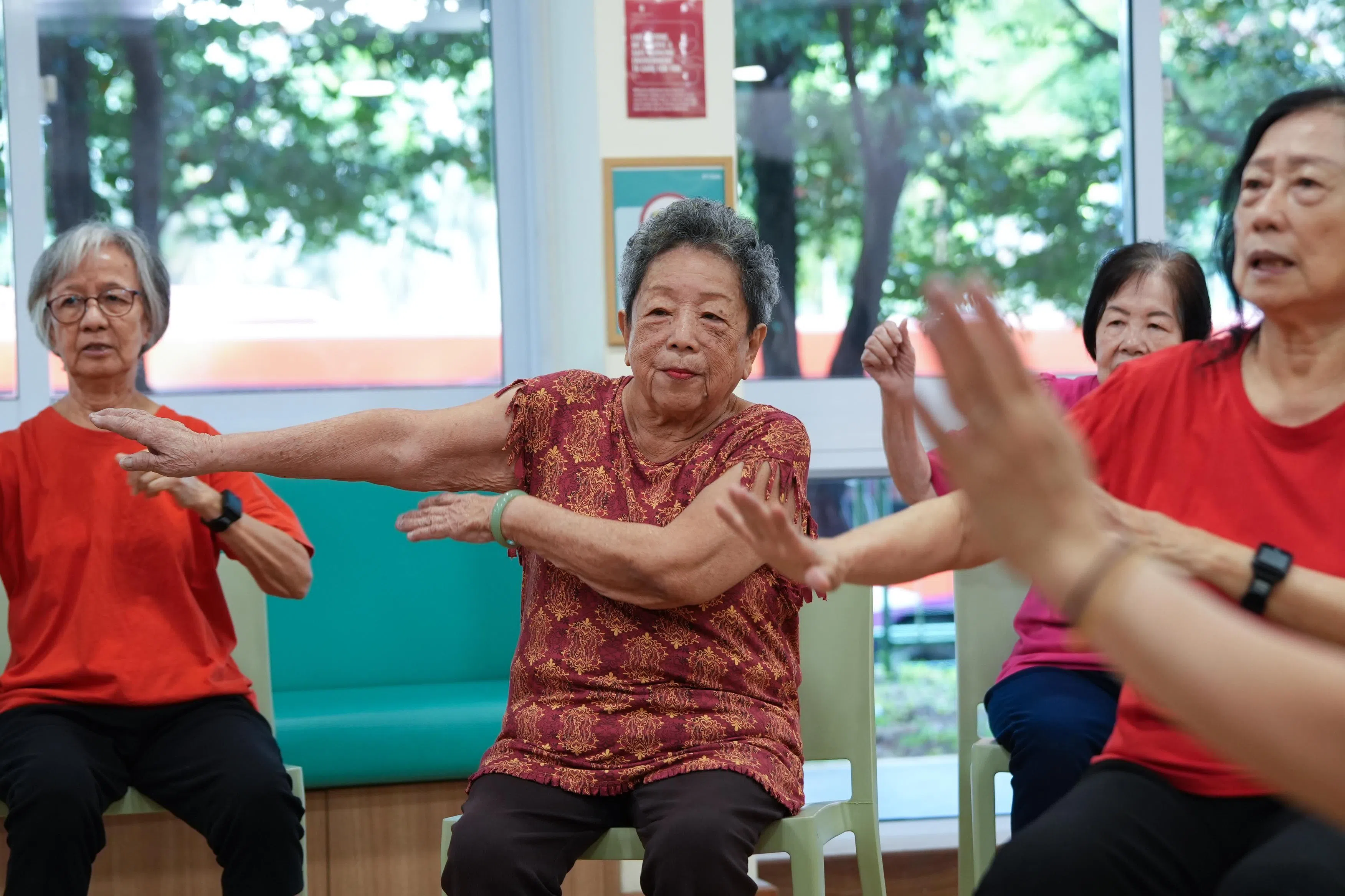 守护乐龄记忆计划的参与者会定期上运动课。图为轻版拳击皮拉提（Piloxing），它是一种结合皮拉提与拳击的有氧运动。（职总保健合作社提供）