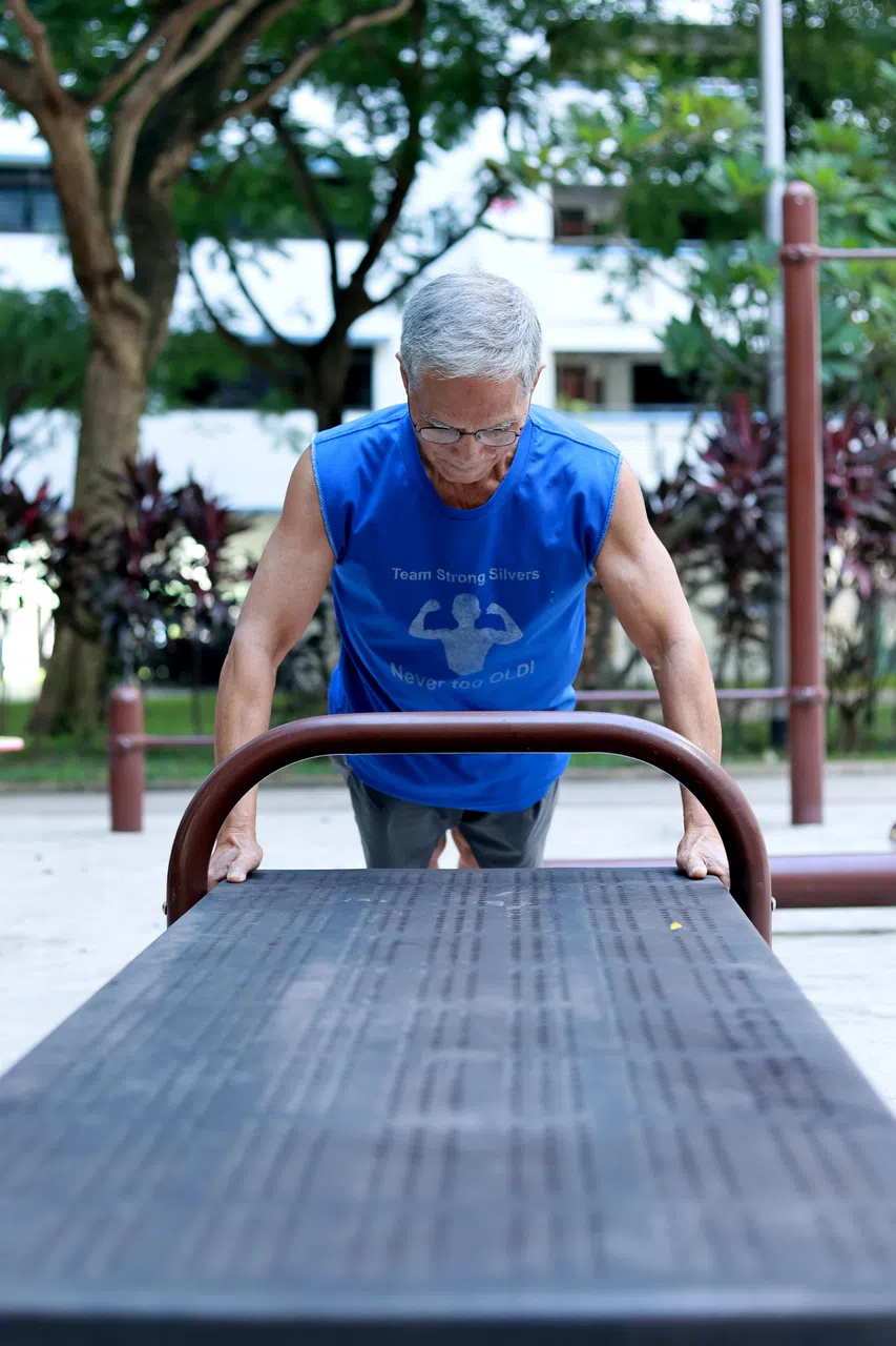 魏献国说，我国到处都有健身角落，每次经过就练习几下，多练习自然就会进步。（龙国雄摄）