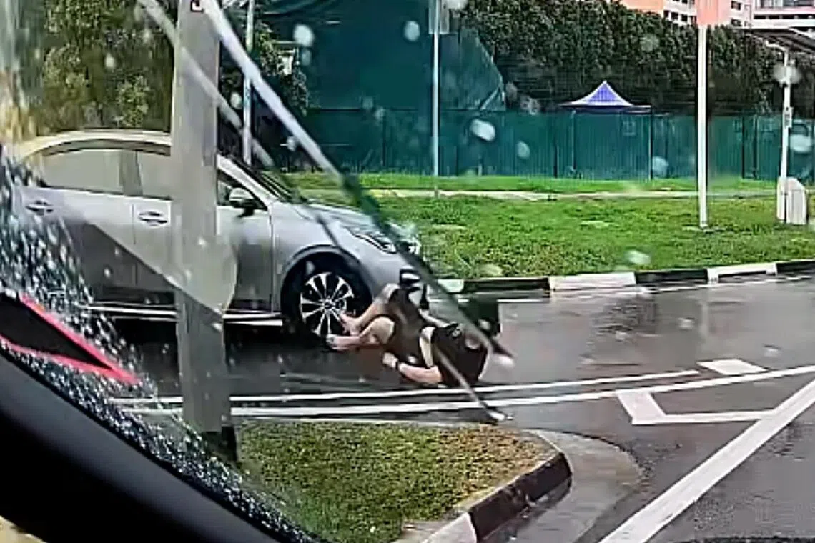 男骑士被撞飞后重摔在马路上，事后送院治疗。（取自Instagram）