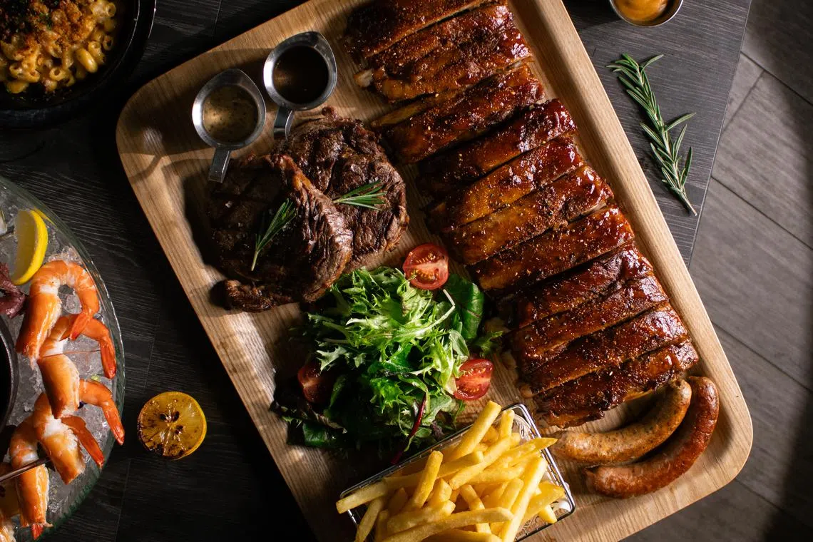 Barossa的四人份肉类拼盘，包括牛肉肋眼、猪排，以及猪肉和羊肉香肠。（餐馆提供）