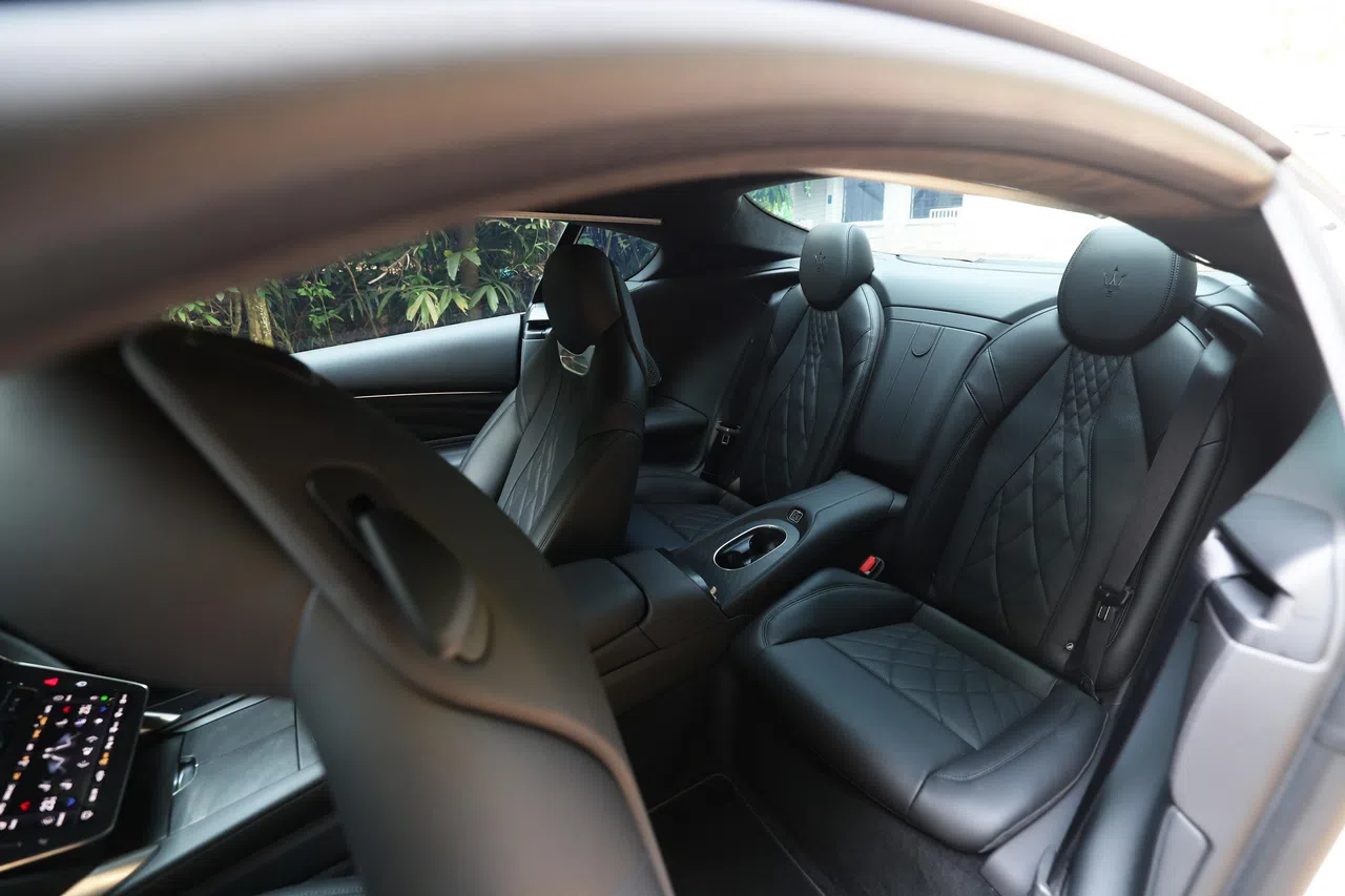 后座空间不大，只能勉强坐下两个身材普通的成年人。（蔡家增摄）