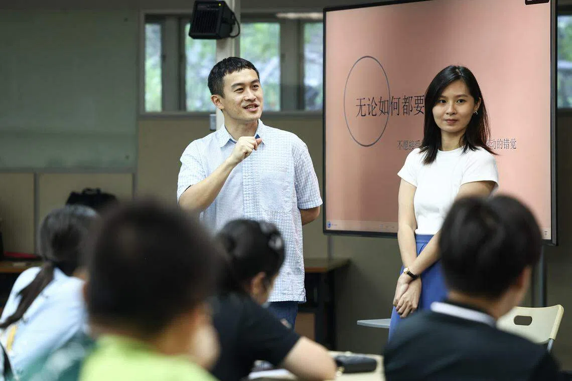 《字食族》的写作顾问“牛油小生”（左）和第三代字食族作者潘靖颖与淡初语特学生分享写作经验。（李健玮摄）