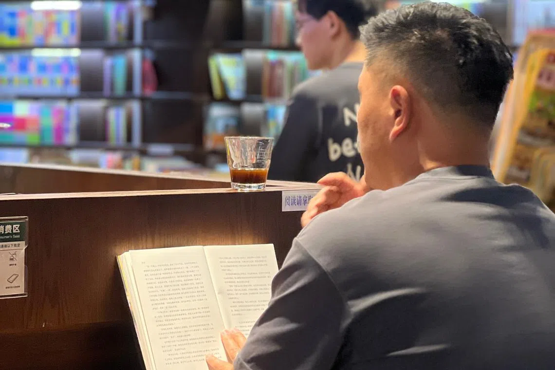 三里屯店里有咖啡馆，不少人拿着尚未结账的书在咖啡馆里埋头阅读。（叶孝忠摄）