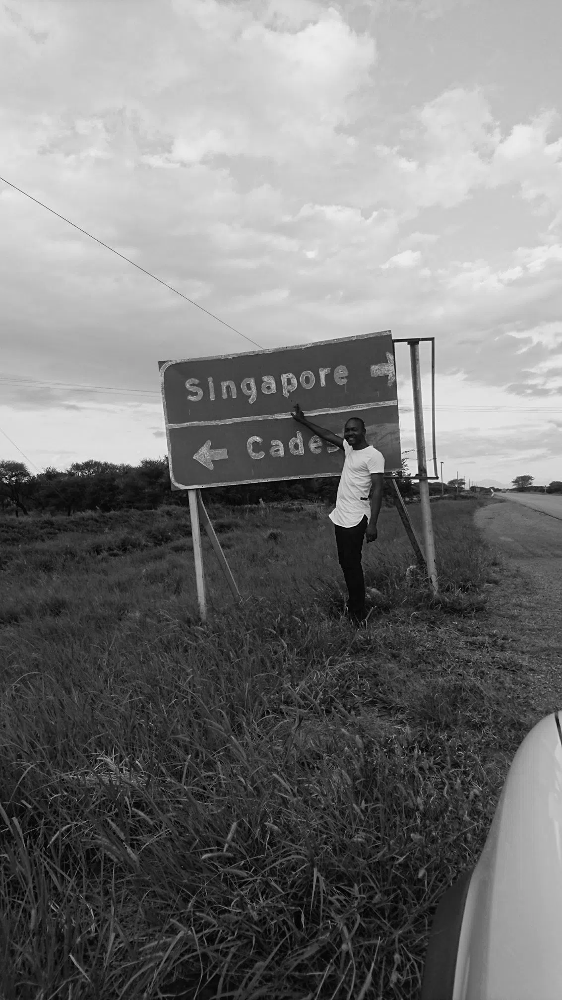 南非人西索尔（Hlangi Sithole）与当地Singapore道路指示牌合影。（Hlangi Sithole脸书）