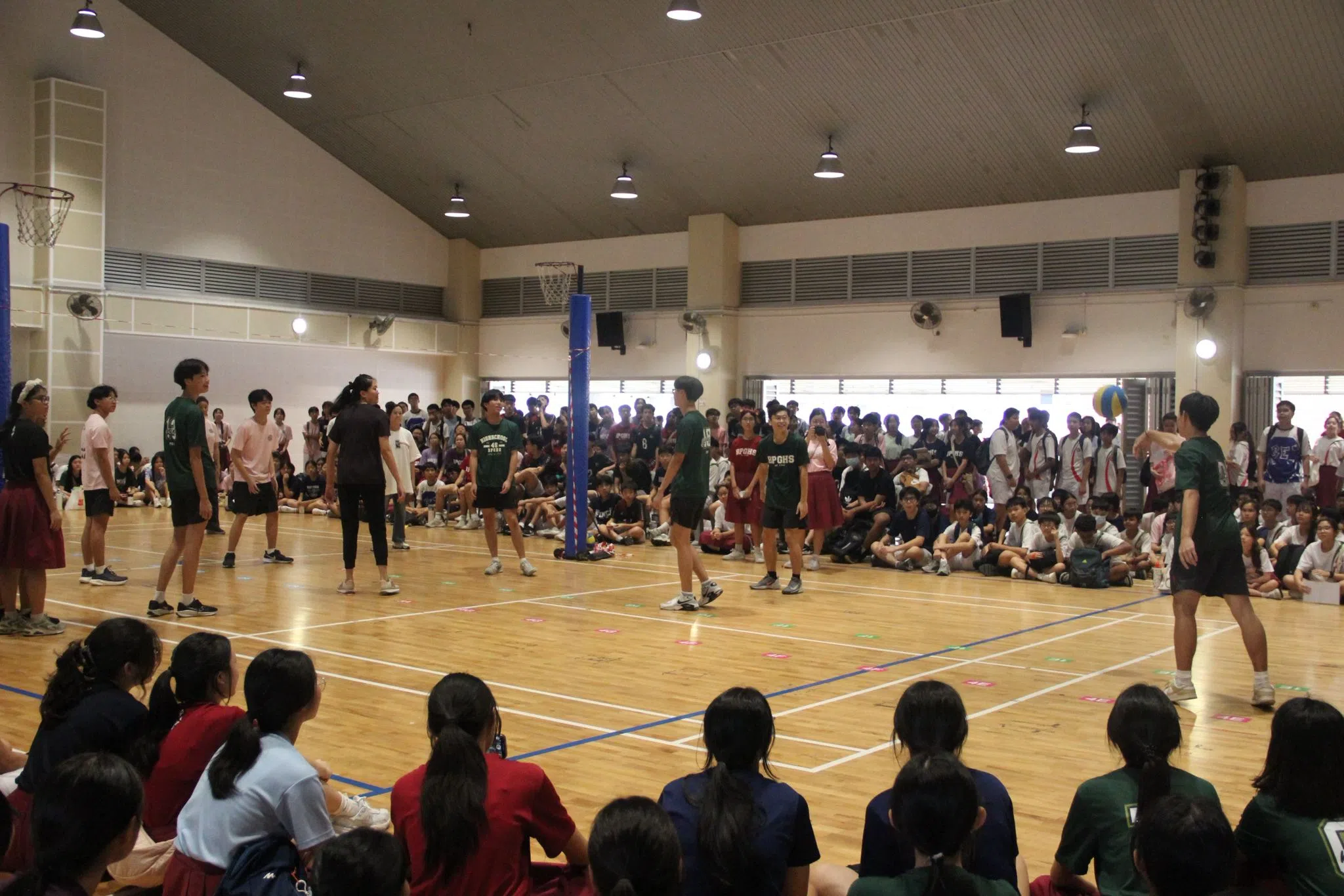 学生主动邀请老师参与团队游戏，在欢声笑语中拉近了彼此之间的距离。图为学生与教师组队进行的一场排球友谊赛。（学生摄影通讯员阳光摄）